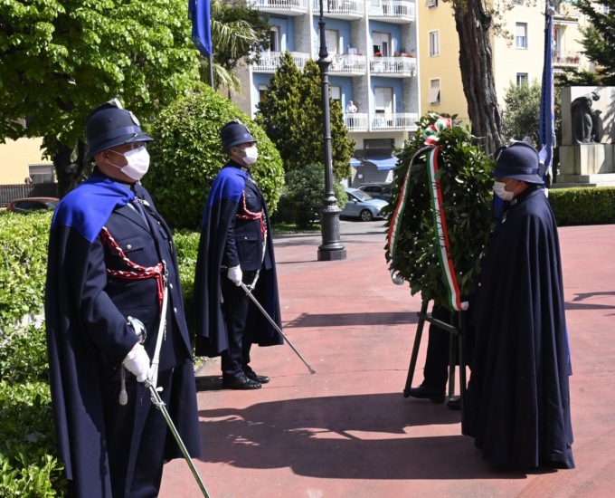 Giorno dei morti, l’omaggio delle forze armate ai caduti
