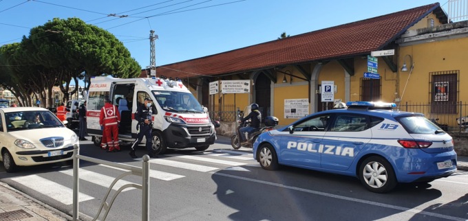 Donna investita mentre attraversava la strada