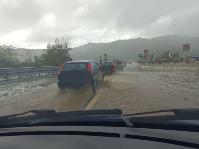 Maltempo, allagato il bivio dell’autostrada A7/A10