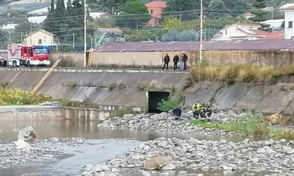 Anziano cade nel greto del fiume