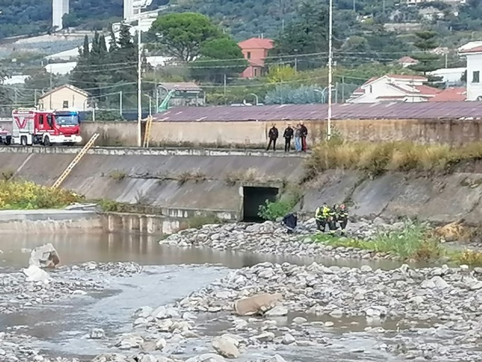 Anziano cade nel greto del fiume