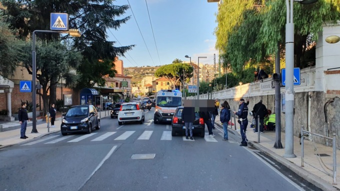 Madre e figlia di 6 anni investite sulle strisce da un’auto