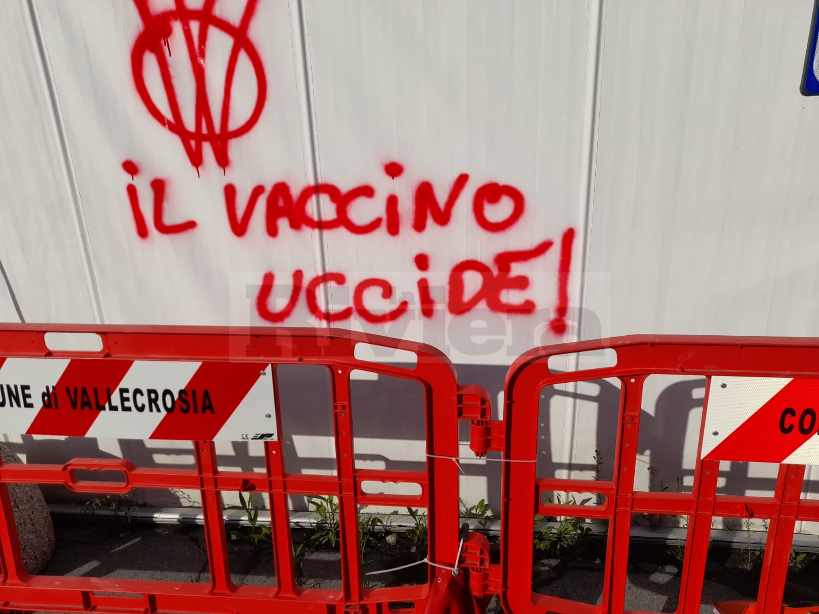 novax vaccini tamponi drive through tendoni vallecrosia raid vandalico _02