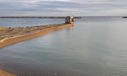 Fase finale del ripascimento della spiaggia in zona via Corsica