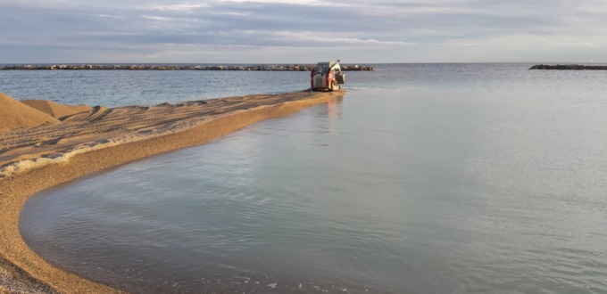 Fase finale del ripascimento della spiaggia in zona via Corsica