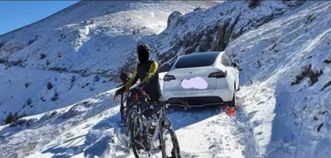 Con la Tesla sulla neve. Coppia rimane intrappolata e si dà alla fuga