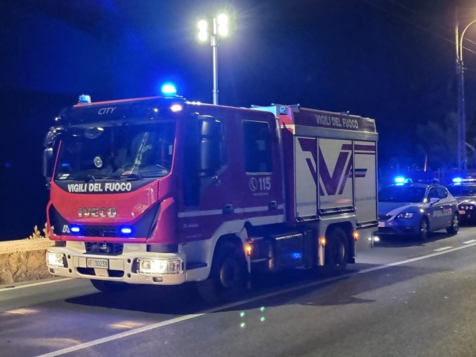 Auto in fiamme salva una ragazza