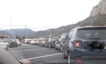 Delirio tamponi all'autoporto di Ventimiglia, decine di auto in coda