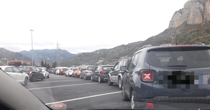 Delirio tamponi all’autoporto di Ventimiglia, decine di auto in coda