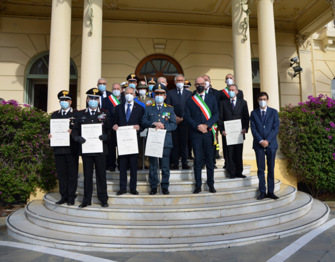 Prefetto consegna le onorificenze al merito