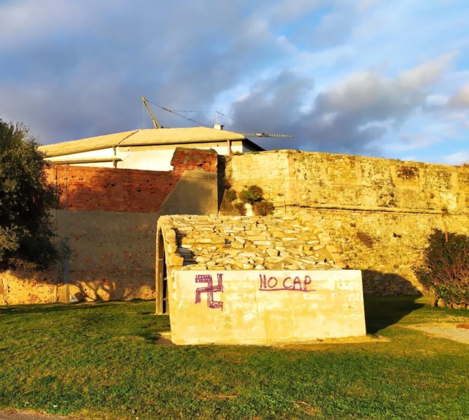 Svastica sul monumento della Resistenza a Sanremo