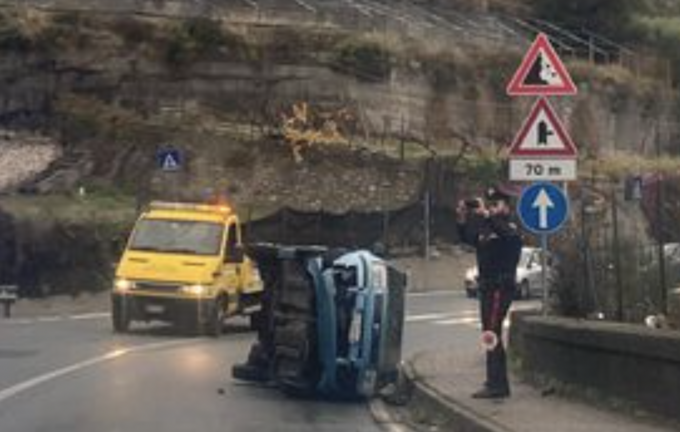 Auto si ribalta su un fianco sull’Aurelia tra Ventimiglia e Latte