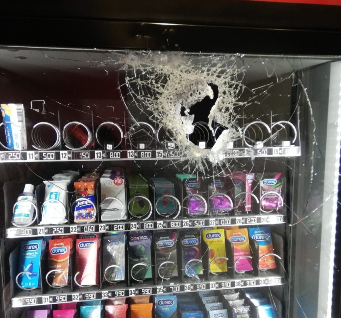 Ladri scassano distributore rubano un etto di cannabis light, ma lasciano i preservativi