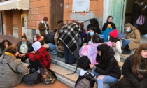 Gli studenti del liceo artistico di Imperia in piazza contro il freddo nelle aule