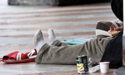 Minore dà fuoco a un clochard nel cuore della notte