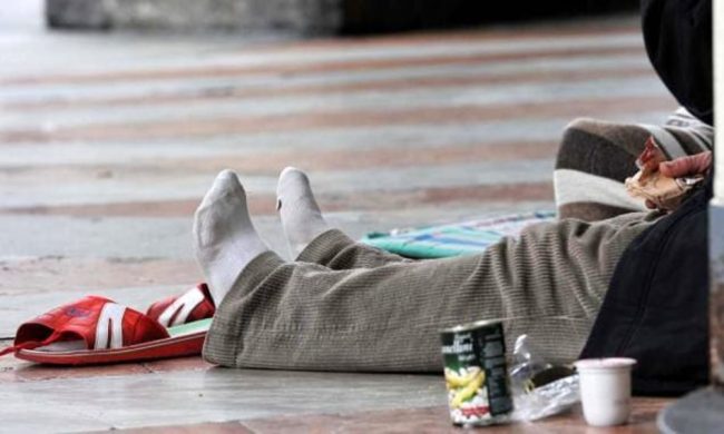 Minore dà fuoco a un clochard nel cuore della notte