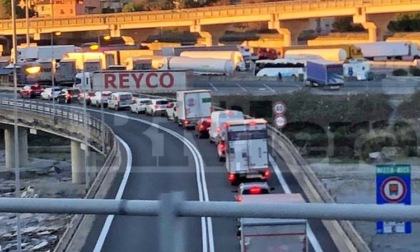 Caos viabilità a Ventimiglia per i tamponi drive through, auto in coda per entrare in A10