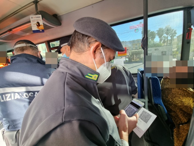 Super green pass: blitz su autobus, bar e ristoranti; 2 verbali per la mascherina a Sanremo
