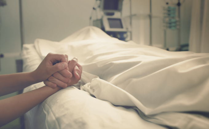 “La mamma è andata a fare la spesa” ma la teneva morta nel suo letto da diversi mesi