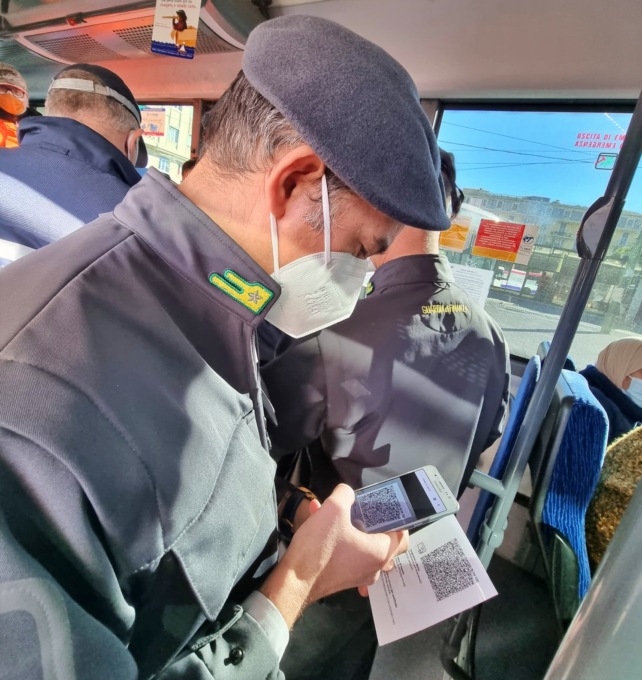 In arrivo le restrizioni natalizie: mascherina obbligatoria e nuove regole per vaccini e Green Pass