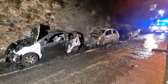 Notte di fuoco tra Sanremo e Ventimiglia, bruciati: tre auto, due scooter e una moto
