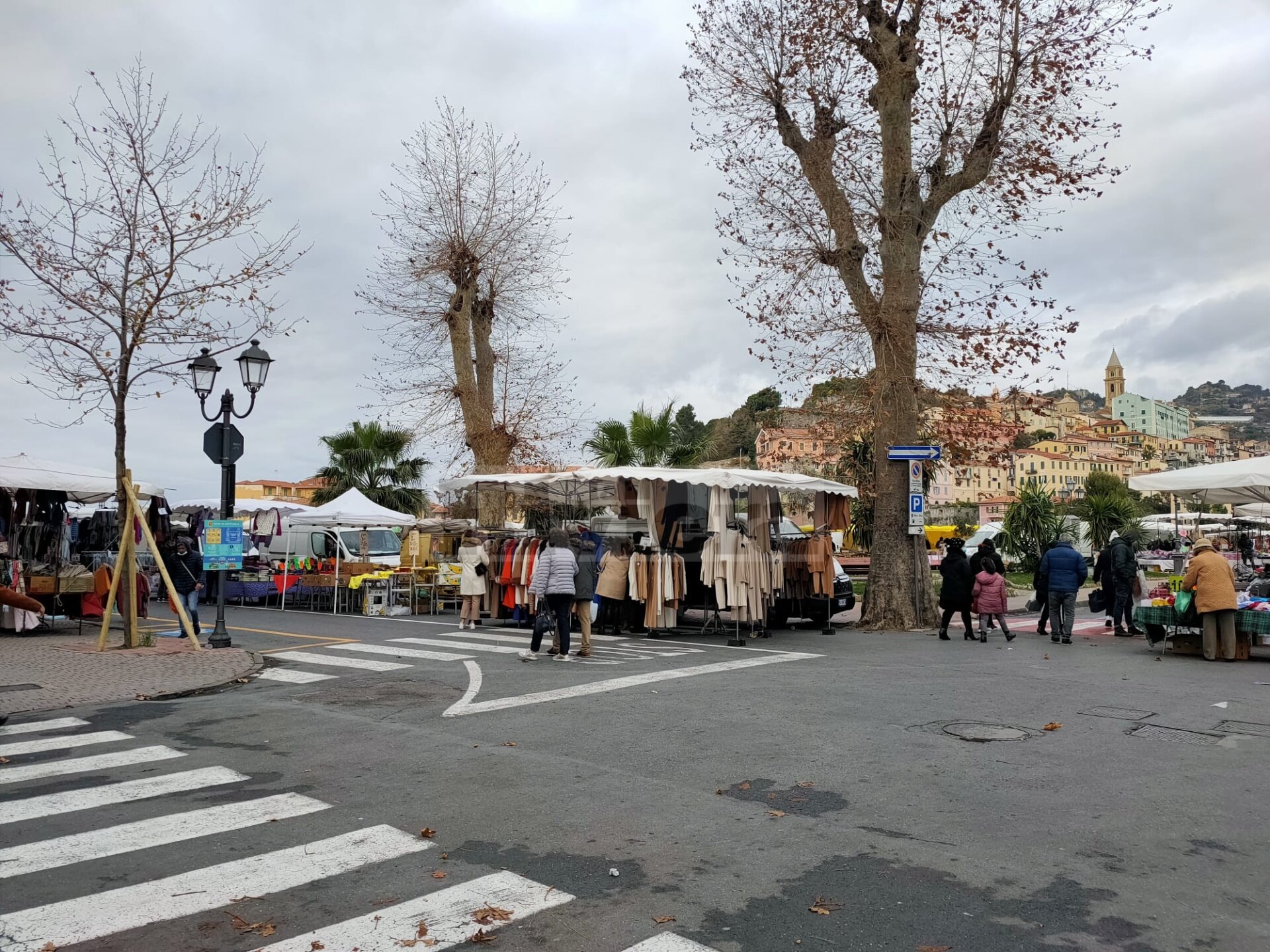 mercato del venerdì ventimiglia 24 dicembre 2021