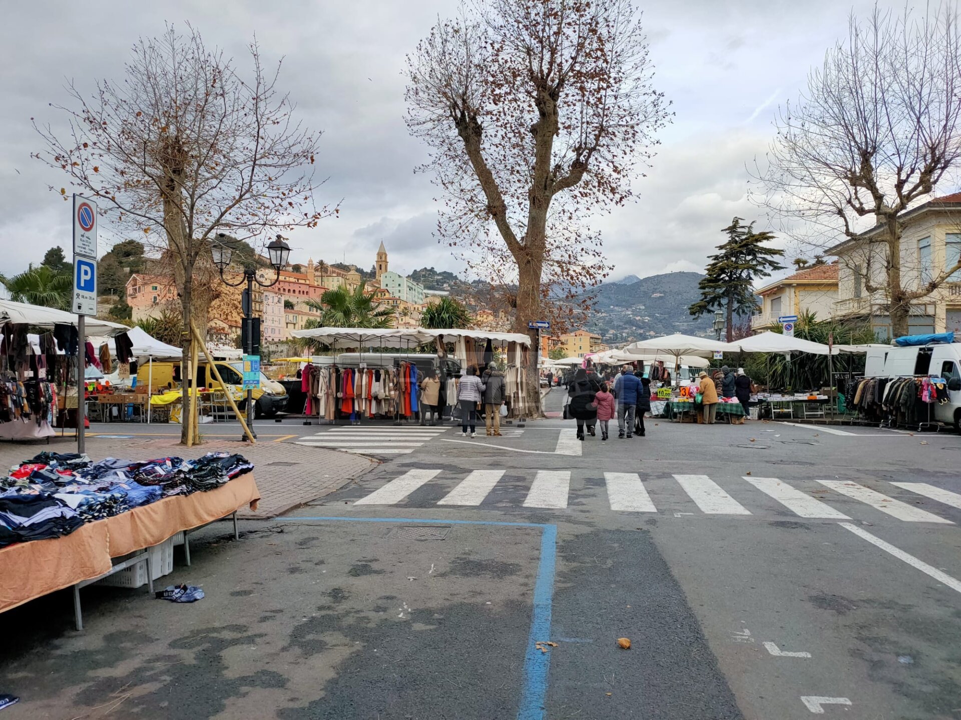 mercato del venerdì ventimiglia 24 dicembre 2021_02