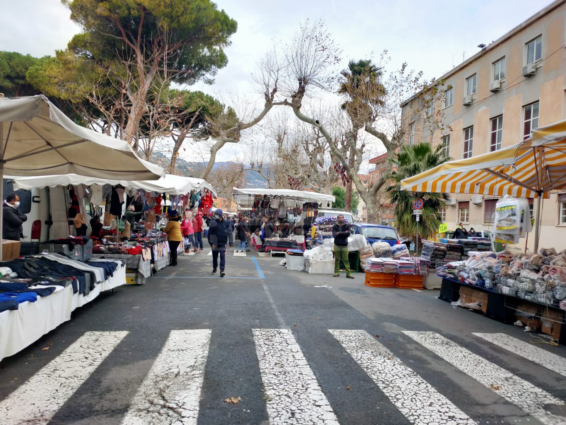 mercato del venerdì ventimiglia 24 dicembre 2021_03