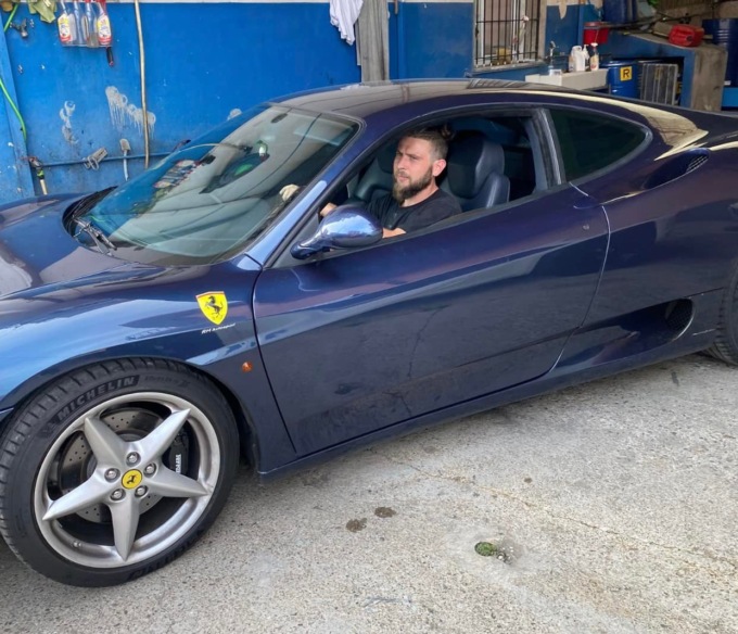 In chiesa con l’auto sportiva ai funerali di Max: l’appello agli amici piloti del 31enne meccanico