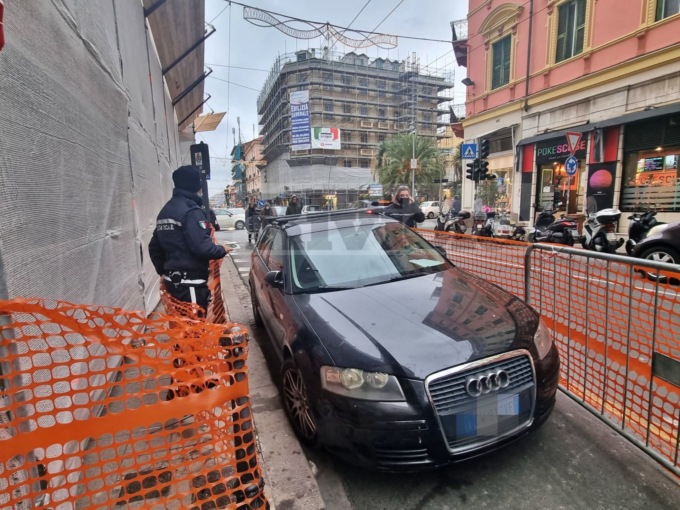 Sanremo: il parcheggio è troppo creativo, occupa l’intera corsia dei pedoni