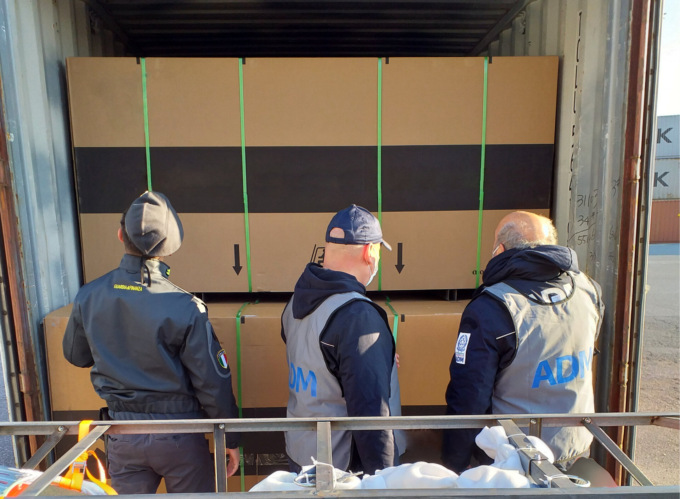 Moto cinesi spacciate per Made in Italy sequestrate in porto gli costano 20mila euro