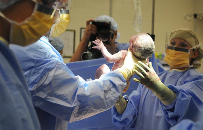 Donna incinta di 38 anni colpita da infarto. Medici di Sanremo le salvano la vita, i colleghi di Imperia fanno nascere il bambino