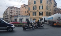 Riaperta l'autostrada dopo l'incendio caos di tir in centro a Sanremo