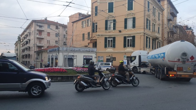 Riaperta l’autostrada dopo l’incendio caos di tir in centro a Sanremo