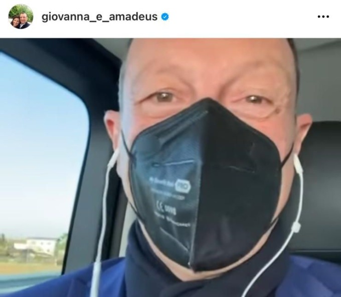 Amadeus in auto da Roma a Sanremo, ascoltando le canzoni del Festival. Video