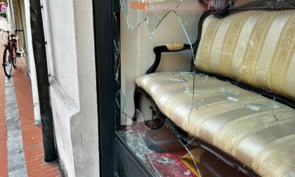 Ignoti distruggono a sassate vetrina del tappezziere di corso Genova a Ventimiglia