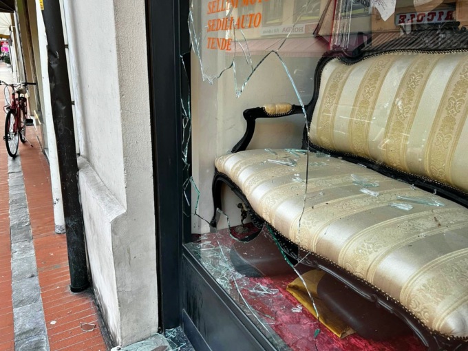 Ignoti distruggono a sassate vetrina del tappezziere di corso Genova a Ventimiglia