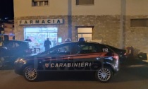 Uomo (a quanto pare) disarmato rapina farmacia a Sanremo