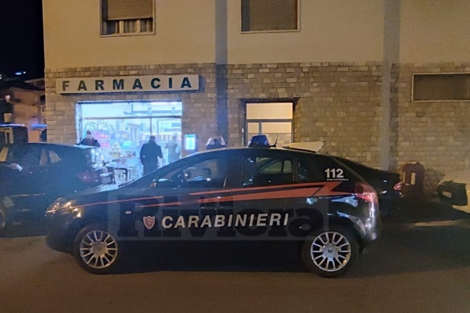 Uomo (a quanto pare) disarmato rapina farmacia a Sanremo