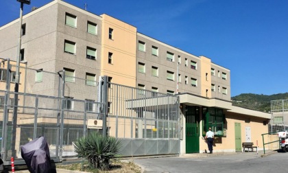 Detenuto psichiatrico tenta di aggredire agente in carcere a Sanremo