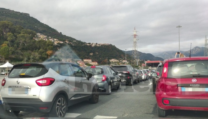 Centinaia in coda per un tampone anche al drive through di Ventimiglia