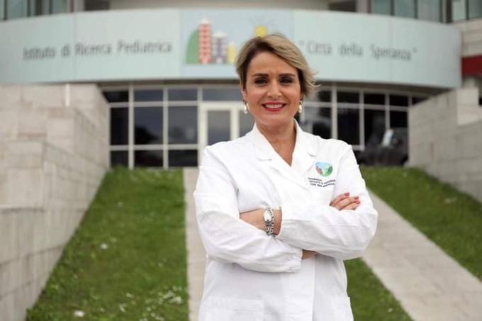 “Spareremo a te o alla tua famiglia” Toti solidale con l’immunologa minacciata dai no-vax