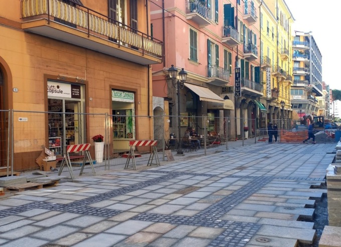 Ventimiglia, in via Ruffini iniziata la posa della pavimentazione