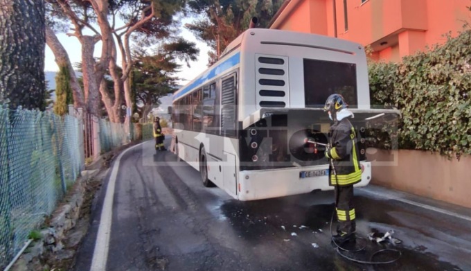 Principio di incendio su un autobus della linea per Coldirodi