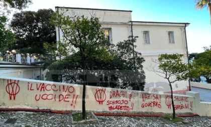Scritte No Vax contro vaccini e Draghi sul muro del Comune di Bordighera