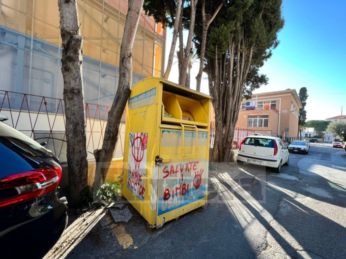 Altre scritte no vax (dopo il Comune) vicino alle scuole di via Pelloux a Bordighera