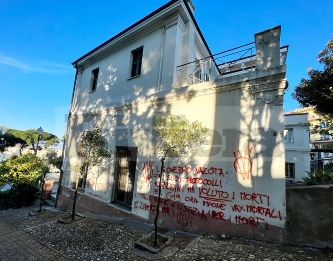 No vax: secondo blitz notturno contro il Comune di Bordighera, si teme un serial-writer