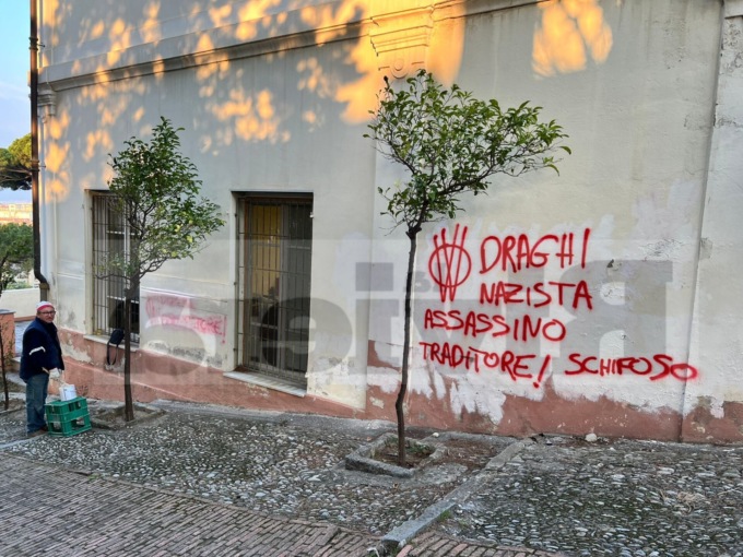 Scritte no vax contro il Comune di Bordighera per la seconda notte consecutiva