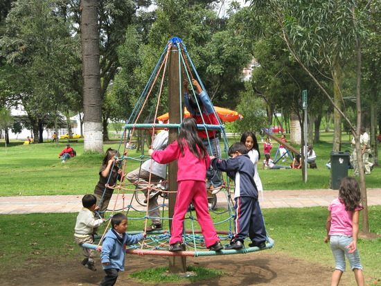 Bambine sole al parco mamma denunciata per abbandono