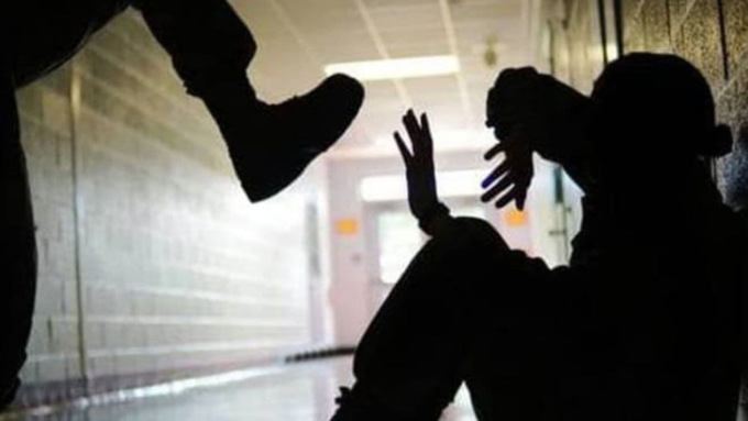 Ragazzino di 12 anni preso a calci e pugni perché ebreo. La dura condanna di Toti